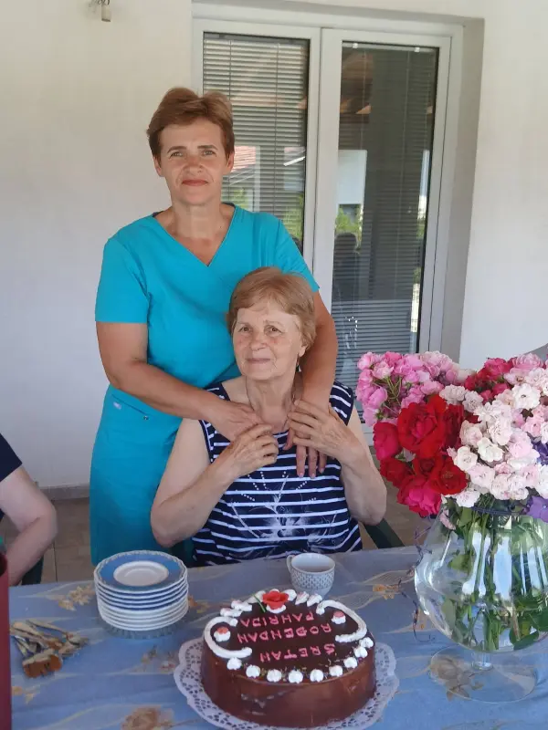 Članica osoblja pruža pažnju i podršku korisnici doma Oaza Mira