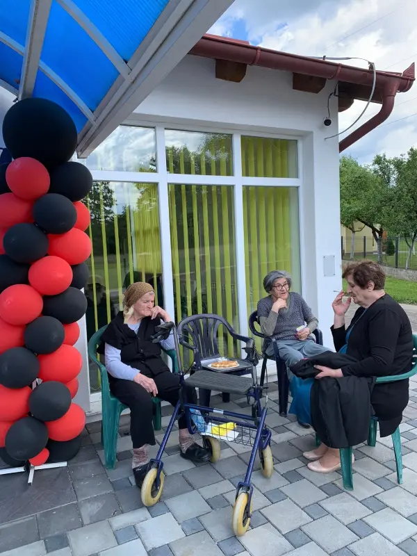 Korisnice doma tokom razgovora i druženja na vanjskoj terasi