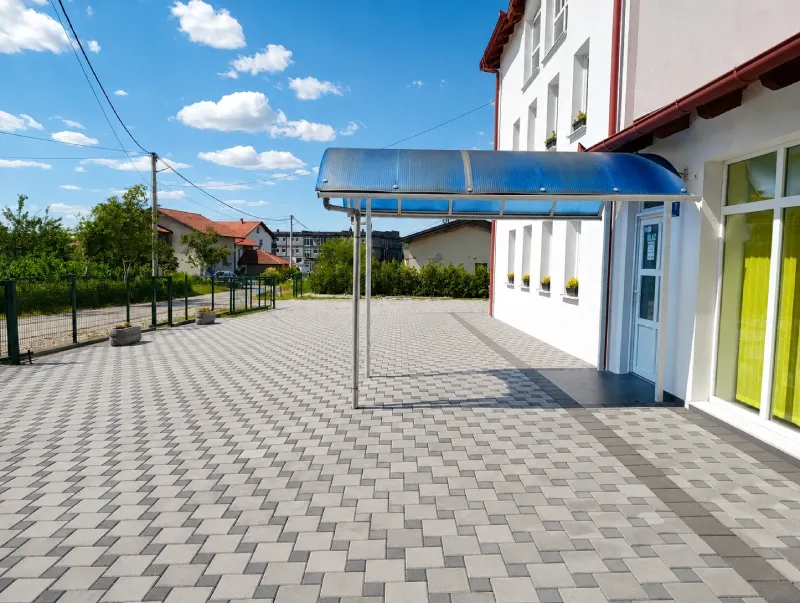 Uređen i prostran ulazni prostor doma Oaza Mira s natkrivenim prilazom i čistim popločanim dvorištem
